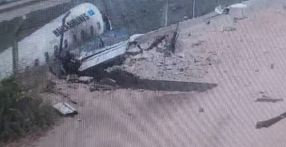 Avion izletio s piste i zabio se u ogradu (VIDEO)