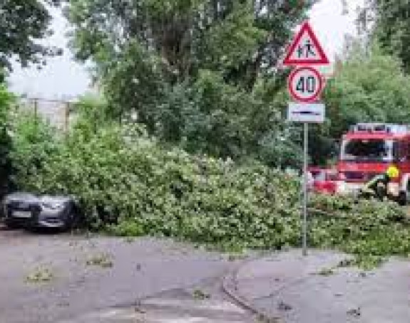 Jak vjetar čupao drveće u Karlovcu i Zagrebu