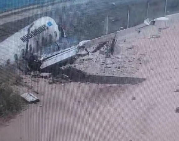 Avion izletio s piste i zabio se u ogradu (VIDEO)