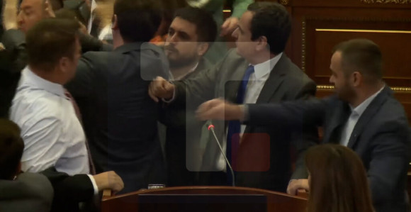 Tuča u skupštini u Prištini, Kurtija polili vodom (VIDEO)