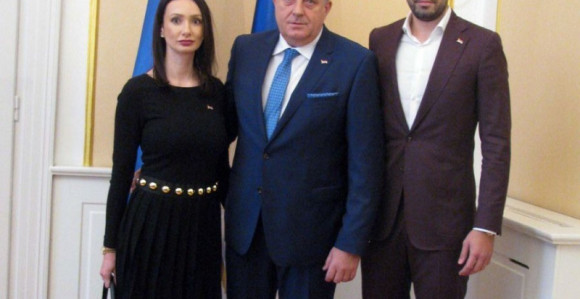 Рукама грабе милионе, а народу замазују очи