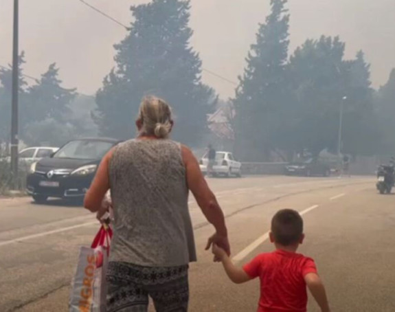 У Далмацији велики пожар, угрожена домаћинства