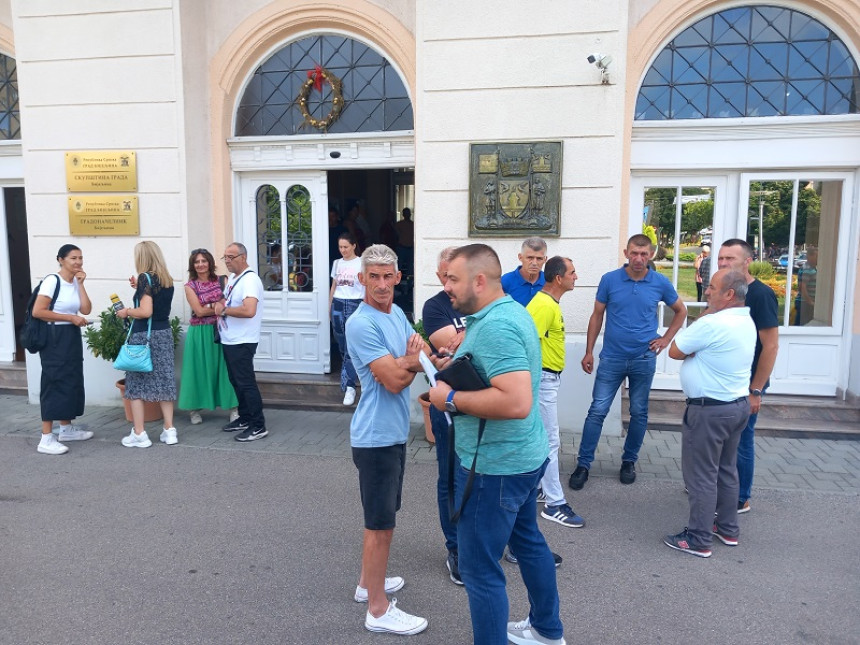 Veliki farmeri: Ne damo da nam kontrolišu farme!