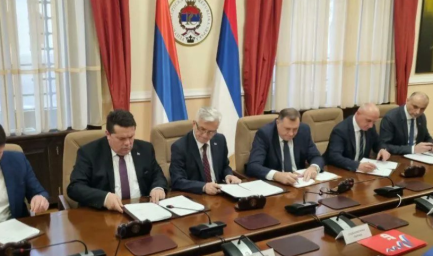 Ne samo da se kockaju sa Srpskom, drže je i na pijačnoj tezgi