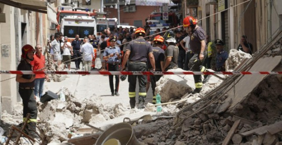 Srušila se zgrada u predgrađu Napulja (VIDEO)