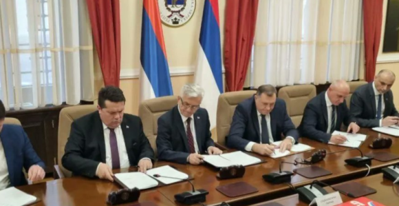 Ne samo da se kockaju sa Srpskom, drže je i na pijačnoj tezgi