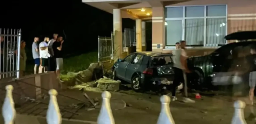 Automobilom udario u zgradu, sumnja se da ima mrtvih