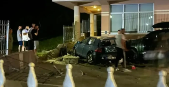 Automobilom udario u zgradu, sumnja se da ima mrtvih