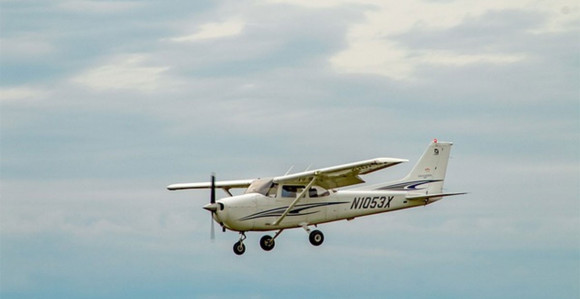 Avion se srušio na aerodromski hangar, ima mrtvih