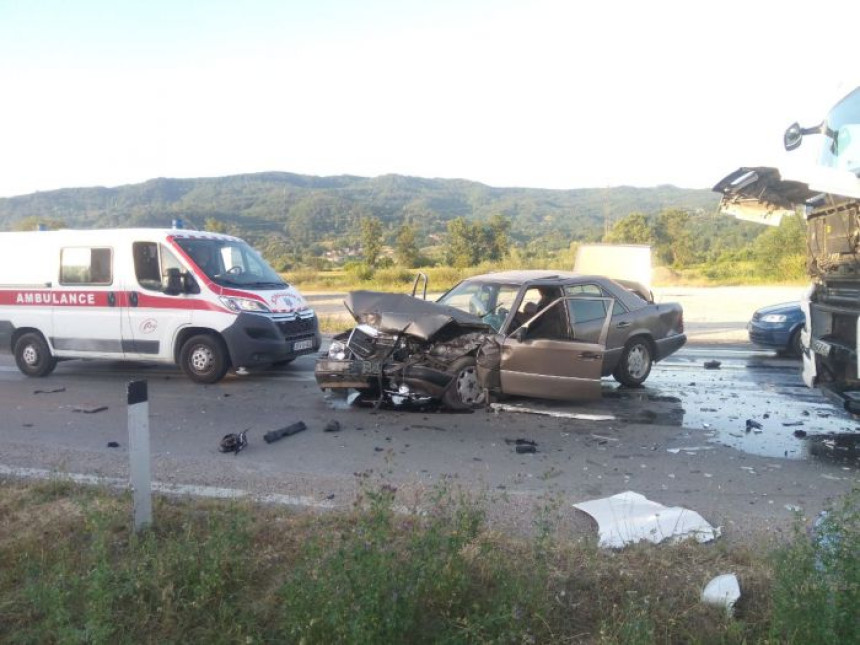 Povrijeđeno jedno lice u sudaru tri vozila u Doboju