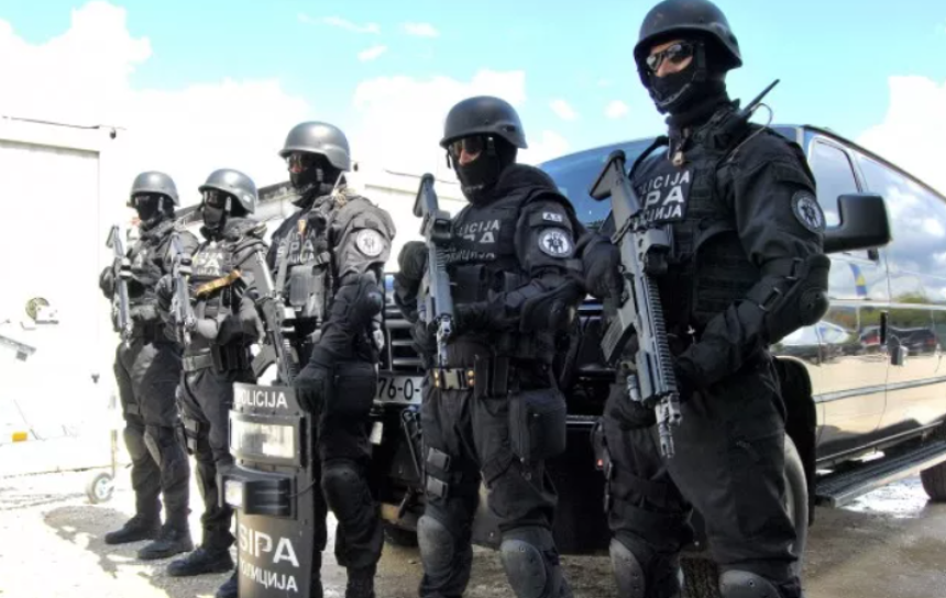 Pretresi na 20 lokacija, policajci osumnjičeni