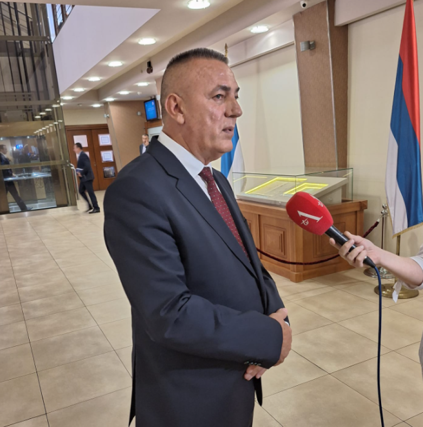 "Moj sin vozi Rovera od 250.000 i Mercedesa 150.000 KM"