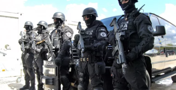 Pretresi na 20 lokacija, policajci osumnjičeni