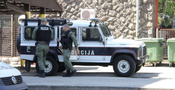 Policija pod nadzor stavila policajce, jedno u bjekstvu