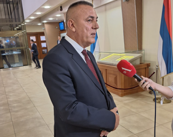 "Moj sin vozi Rovera od 250.000 i Mercedesa 150.000 KM"