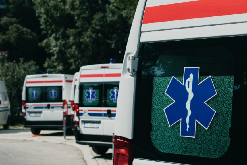 Hirurg ostavio gazu u stomaku tokom carskog reza