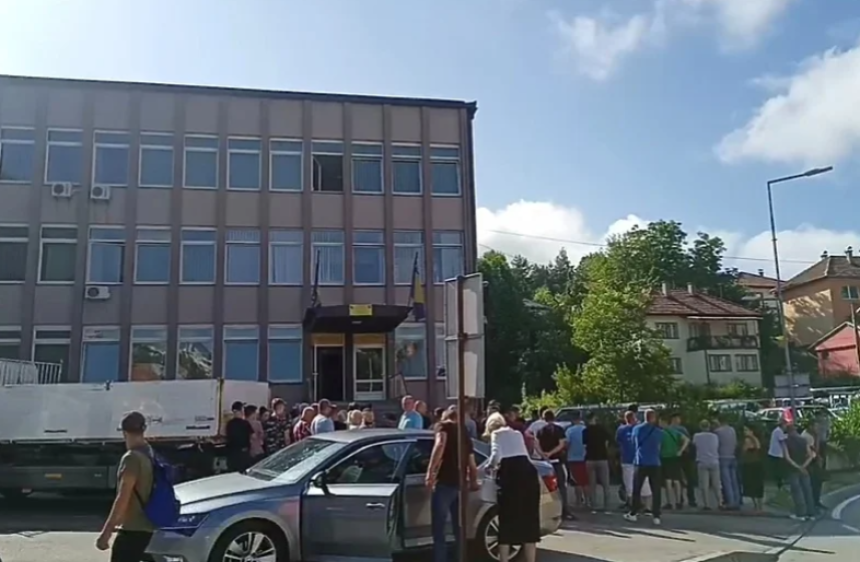 Građani Kaknja aplauzima dočekali uhapšene policajce
