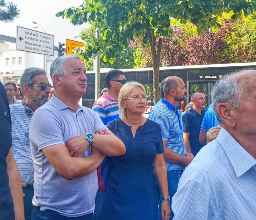 Poslanici većine bez kičme i stava, slijepo prate vođu