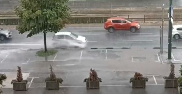 Jaka grmljavina, vjetar i kiša jutros zahvatili Sarajevo