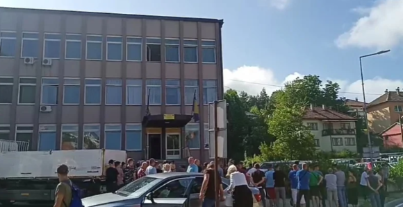 Građani Kaknja aplauzima dočekali uhapšene policajce