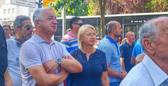 Poslanici većine bez kičme i stava, slijepo prate vođu