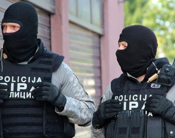 Uhapšena još dva policajca, pretresi na pet lokacija