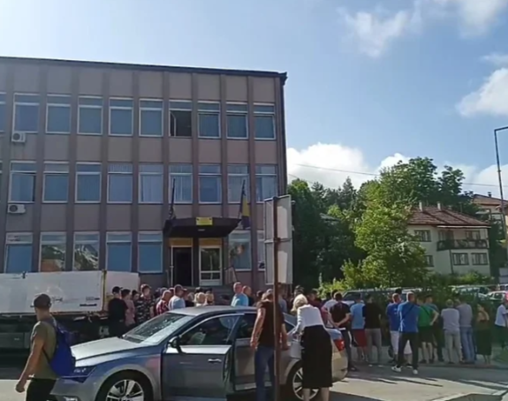 Građani Kaknja aplauzima dočekali uhapšene policajce