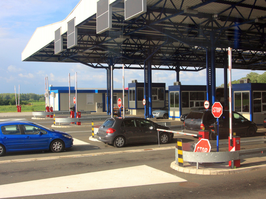 Blokiran prelaz Sremska Rača, vozila ne mogu u BiH