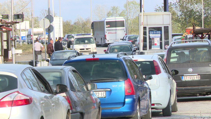 Kolaps na prelazu Sremska Rača: Duge kolone vozila