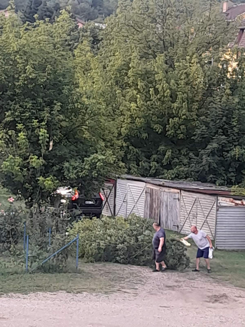 U Doboju jak vjetar lomi drveće, sijevaju munje