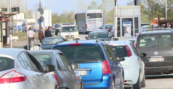 Kolaps na prelazu Sremska Rača: Duge kolone vozila