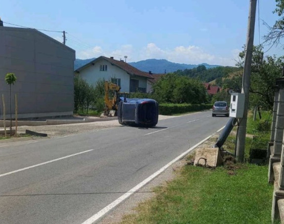 Autom izvalio radar u Banjaluci, pa se prevrnuo