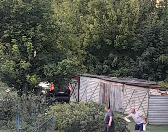 U Doboju jak vjetar lomi drveće, sijevaju munje