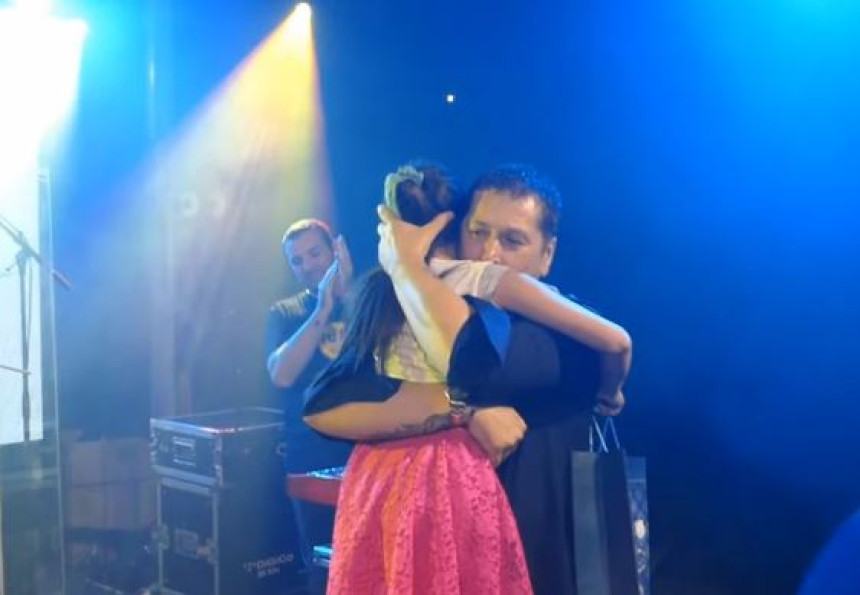 Zagrljaj koji je sve rasplakao (VIDEO)