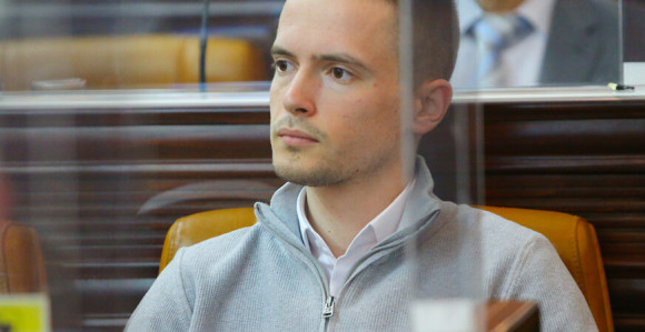 Dva neodgovorna mladića igraju se skrivanja pečata