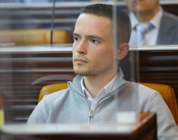 Два неодговорна младића играју се скривања печата