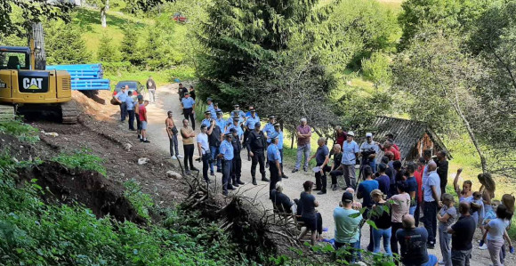 Vlasenica: Policija s jedne, a mještani s druge strane