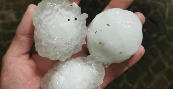 Grad u Sloveniji uništio krovove, usjeve, automobile