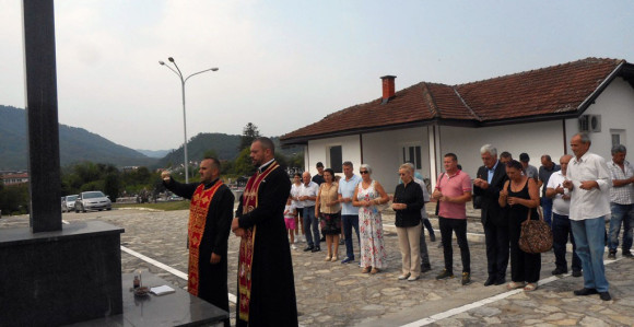 Služen parastos za 20 ubijenih Srba iz naselja Hranča