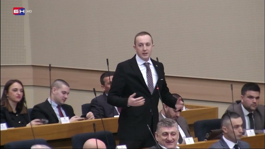 Додику важнија кумова зграда него стране судије