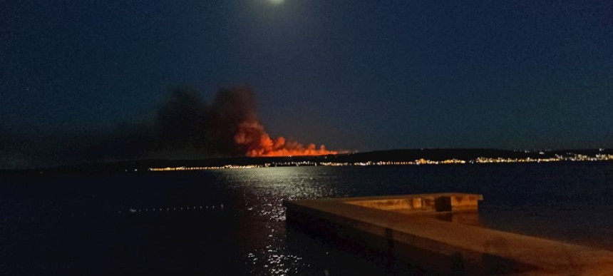Požar se spušta prema moru, noć će biti teška
