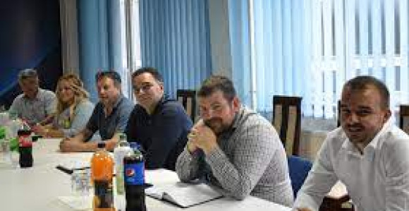 Ђајићев говор личио на наступ стендап комичара