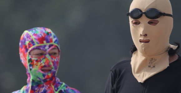 Kinezi nose bikini za lice "Fejskini" da ih štiti od sunca(FOTO)