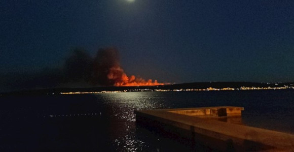 Požar se spušta prema moru, noć će biti teška
