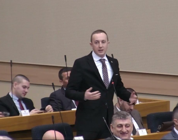 Додику важнија кумова зграда него стране судије