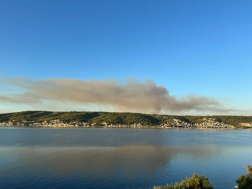Vatra na Čiovu još malo gori, stigli kanaderi (VIDEO)