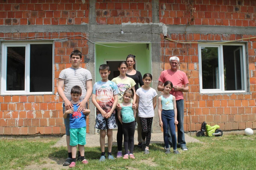 Деветочланој породици треба помоћ за кућу
