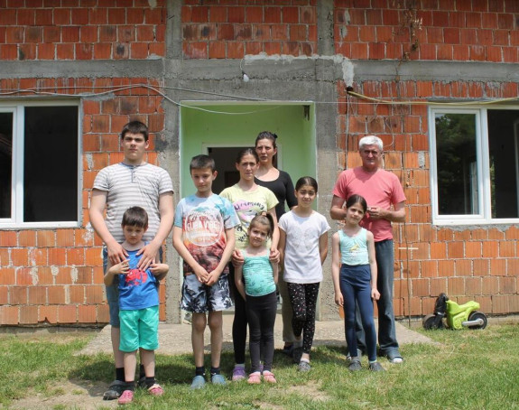 Devetočlanoj porodici treba pomoć za kuću