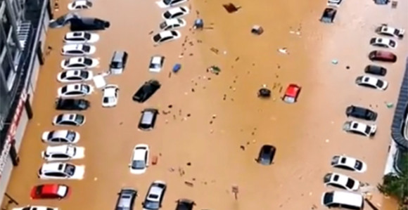 Velike poplave u Kini, automobili plutaju ulicama