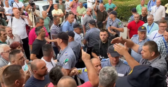 Haos u Banovićima: Izbila tuča pred zgradom opštine